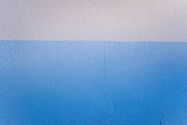 Niebiesko-białe dwukolorowe tło teksturowanej ściany oświetlone — Zdjęcie stockowe