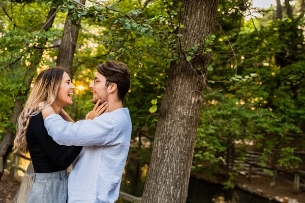 Couple de jeunes amants se promenant tranquillement à travers les payssi — Photo