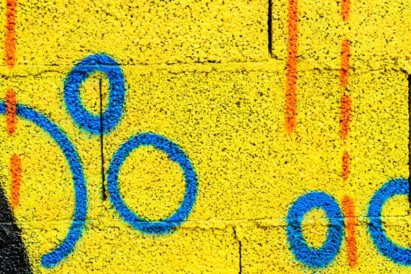 Detail of a drawing on an abandoned wall, with various colors an — Stock Photo, Image