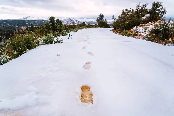 Detalhe dos passos de botas na neve em uma montanha de inverno — Fotografia de Stock