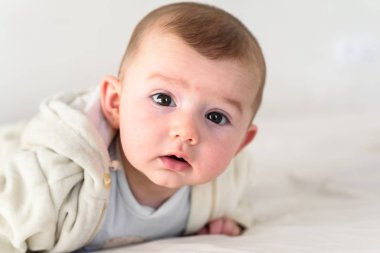 Sevimli bir gülümseyen bebek Portresi p giymiş, baş yukarı tutar