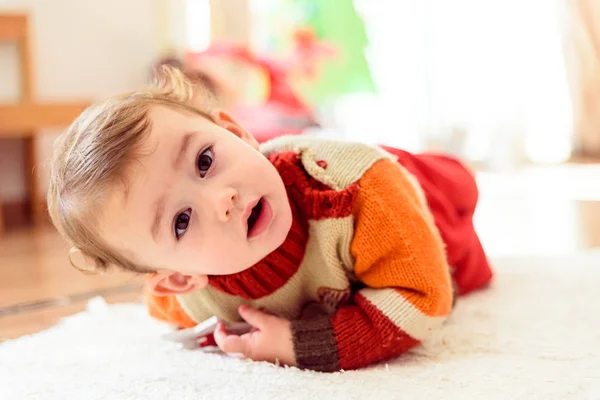 Engraçado e bonito bebê menina sorri para seus pais como ela rola em — Fotografia de Stock