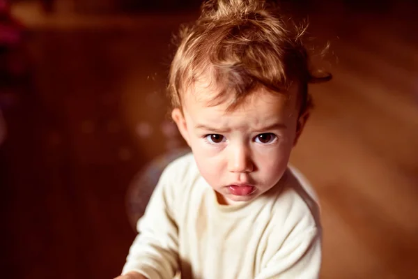 Retrato de un bebé con expresión intensa . — Foto de Stock