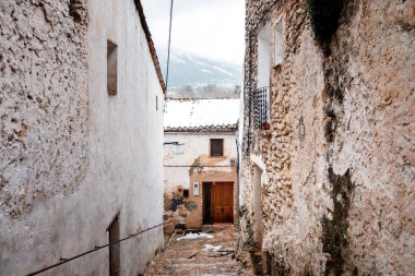 Eski Valensiyalı kırsal Bocairent şehrinde karlı sokaklar.