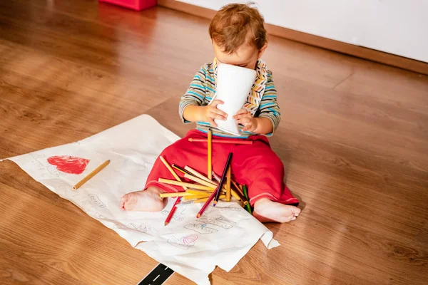 Bebé de 1 año en el suelo jugando con lápices de colores painti — Foto de Stock