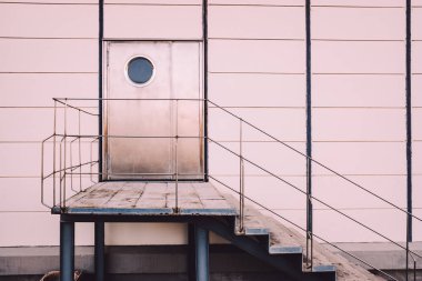 Sokağın çıkışında beton bir merdiven var.