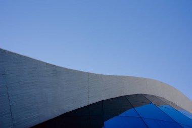 Mimari tasarım arkaplanı negatif boşluk ve mavi gökyüzü.