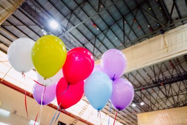 Çocuk fuarında renkli balonlar.