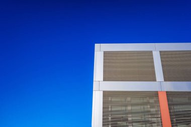 Endüstriyel ofis binası basit ve sade bir şekilde pürüzsüz