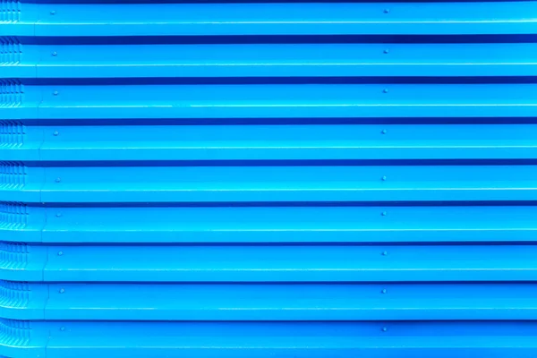 Fond urbain de lignes métalliques bleues parallèles . — Photo