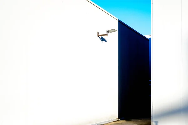 Parede branca plana com sombras de sol duras, para o fundo incluem t — Fotografia de Stock