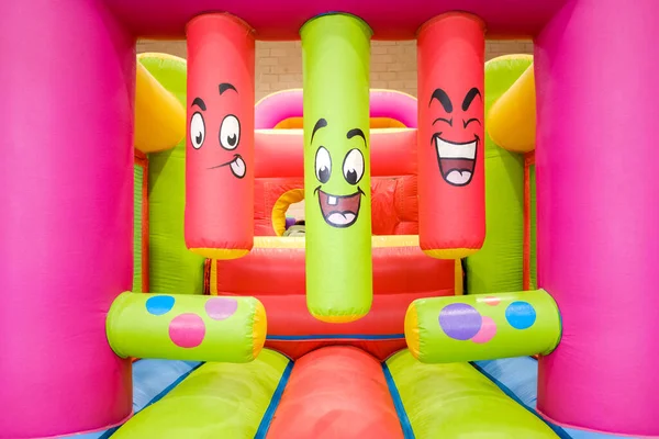 Castillo inflable para rebotar y saltar, con pasos para subir . — Foto de Stock