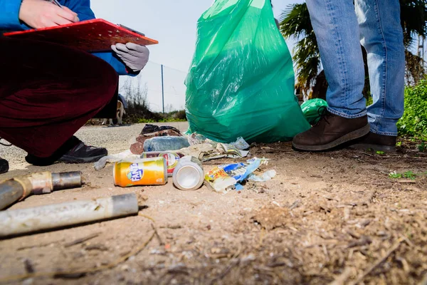 Valencia, España - 9 de febrero de 2020: Grupo de voluntarios recoge — Foto de Stock