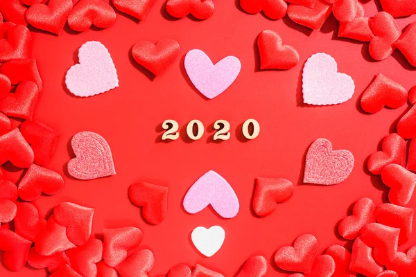 Vermelho plano plano de fundo para o Dia dos Namorados 2020 com corações . — Fotografia de Stock
