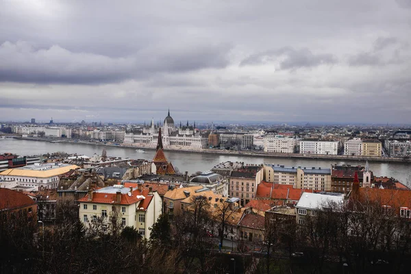 Opiniones del Parlamento y otros edificios oficiales de Budapest — Foto de Stock