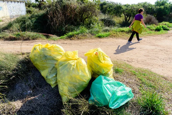 Valencia, España - 9 de febrero de 2020: Grupo de voluntarios recoge — Foto de Stock