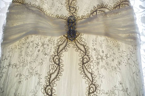 Detail van een zeer elegante en exclusieve trouwjurk. — Stockfoto