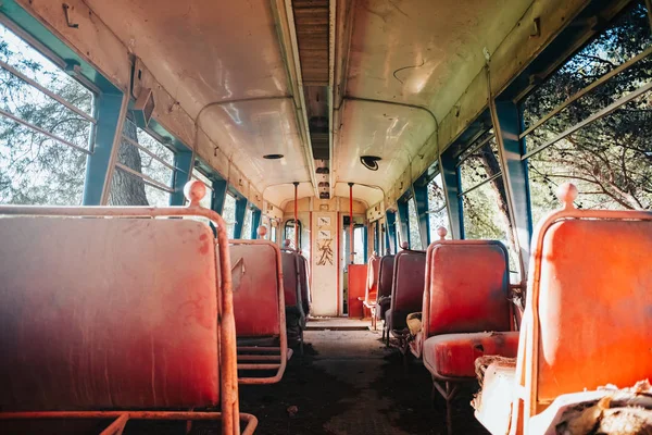 Terk edilmiş, kirli ve parçalanmış bir tren vagonunun içinde.. — Stok fotoğraf