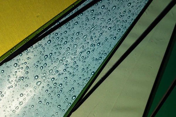 Detalhe de um guarda-chuva com gotas de chuva depois de um dia chuvoso. — Fotografia de Stock