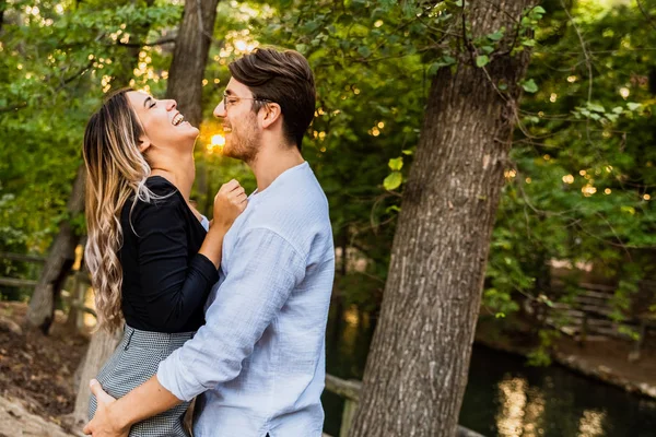 Jovem casal apaixonado abraçando em um parque . — Fotografia de Stock