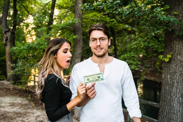 Dinheiro é gasto rapidamente em um casal recém-casado — Fotografia de Stock