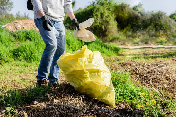 Екологічні волонтери очищають забруднене поле від пластику — стокове фото