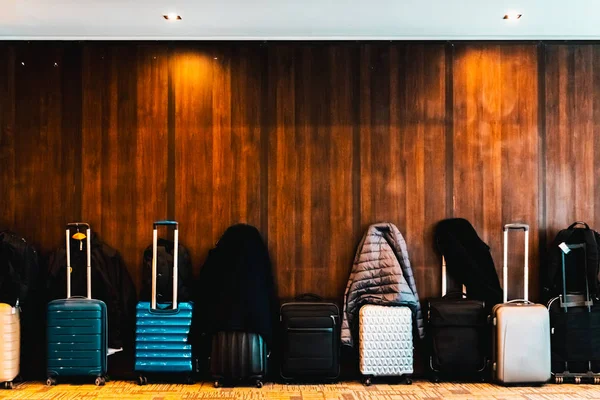 Чемоданы для путешествий выстроились в ряд в просторном номере отеля азиатского тура — стоковое фото