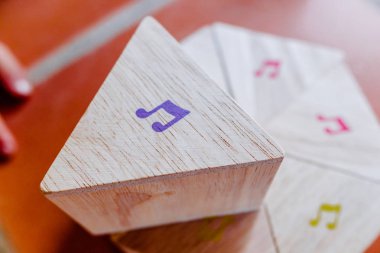 Çocuk müzik teorisini öğrenmek için notaları olan tahta blok..
