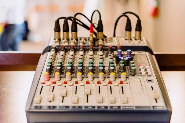Consola de mezcla de audio en una sala de conferencias. — Foto de Stock