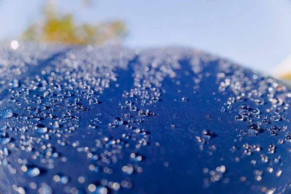 Paraguas colorido mojado por fuertes lluvias. —  Fotos de Stock