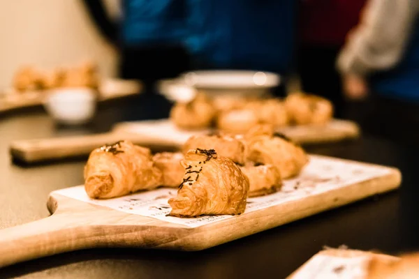 Croissant para desayunar en una reunión de negocios . — Foto de Stock