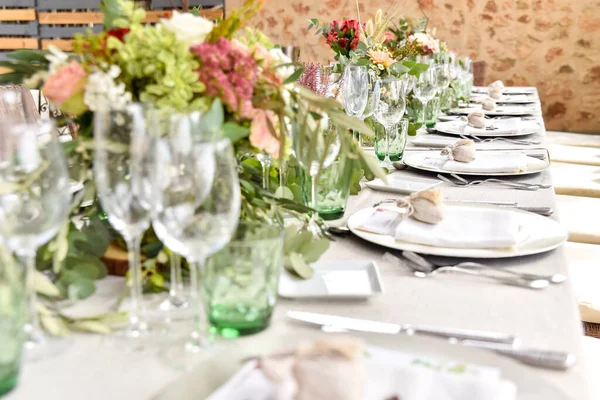 Détail d'une table dans un restaurant décoré pour un mariage avec un — Photo