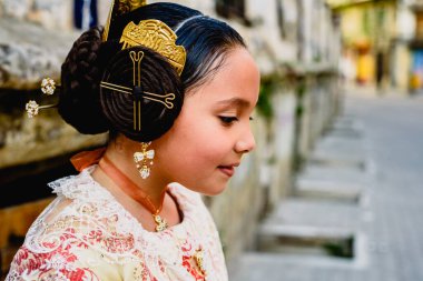 Geleneksel valenc giyen Latin bir kızın portresi.