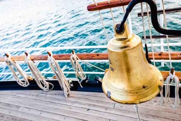 帆船のデッキにある黄金の青銅の鐘. — ストック写真