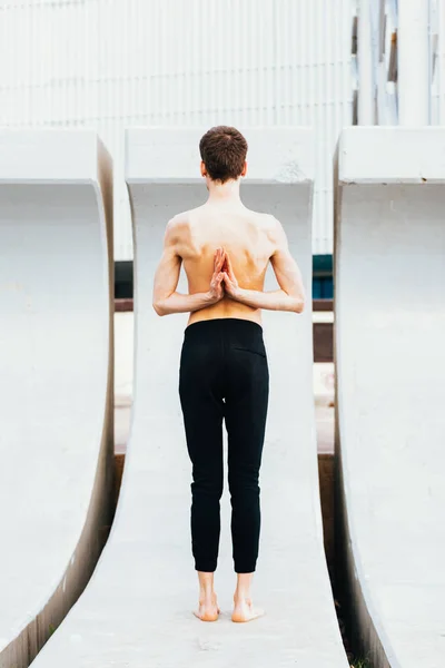 Yoga Duruşu Ters Dualar Açık Havada Genç Bir Adam Tarafından — Stok fotoğraf