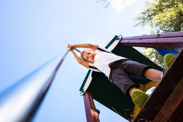 Parkta Eğlenen Genç Bir Çocuk Kendini Metal Bir Bara Atıyor — Stok fotoğraf