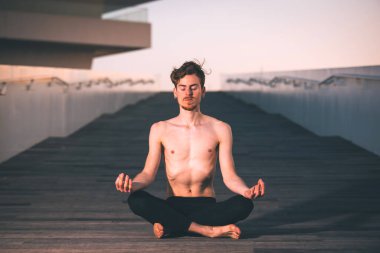 Meditasyon yapan bir adam Yoga Annuloma Pranayama 'ya odaklanır..