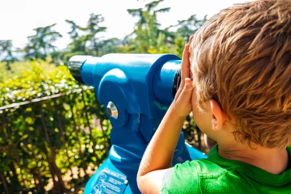 Αγόρι Κοιτάζει Μέσα Από Ένα Γυαλί Για Τους Τουρίστες Γαλάζιο — Φωτογραφία Αρχείου