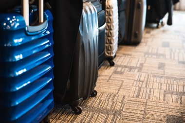 Otelin lobisinde bavullar turist gezisinin başlamasını bekliyor..