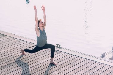 Genç adam şehrin stresinden kurtulmak ve egzersiz yapmak için yoga yapıyor..