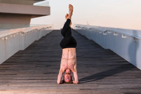 Sirsasana Yoga Yapan Genç Bir Adam Tarafından Idam Edildi — Stok fotoğraf