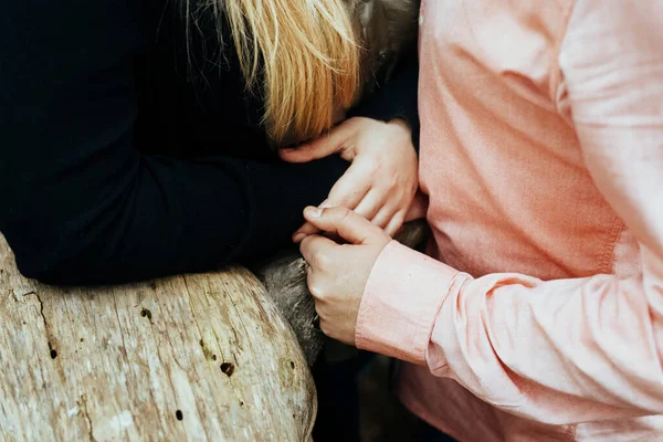 愛情深い夫は愛する人の手を愛撫 — ストック写真