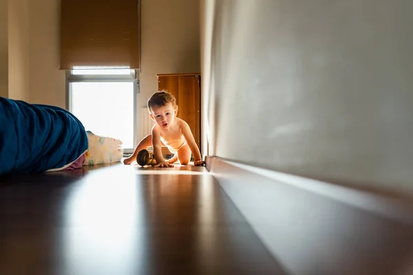 Bebé Arrastrándose Suelo Dormitorio — Foto de Stock