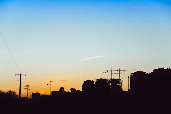 Sonnenuntergang Silhouette Von Gebäuden Bau Mit Maurerkränen — Stockfoto