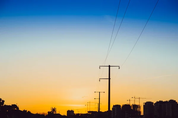 Zonsondergang Silhouet Van Elektrische Torens Een Gebied Aanbouw Kopieerruimte — Stockfoto