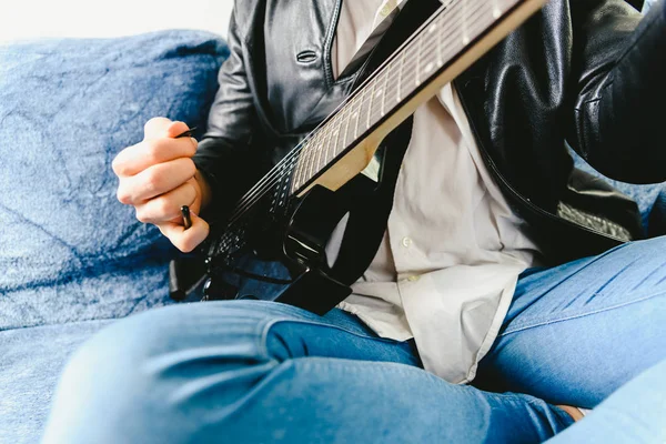 Colocar Dedos Uma Guitarra Para Tocar Algumas Notas Guitarrista Profissional — Fotografia de Stock