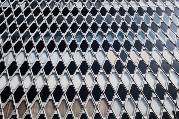 Geometrický Kosočtvercový Vzor Kovové Fasádě Budovy Slunci — Stock fotografie