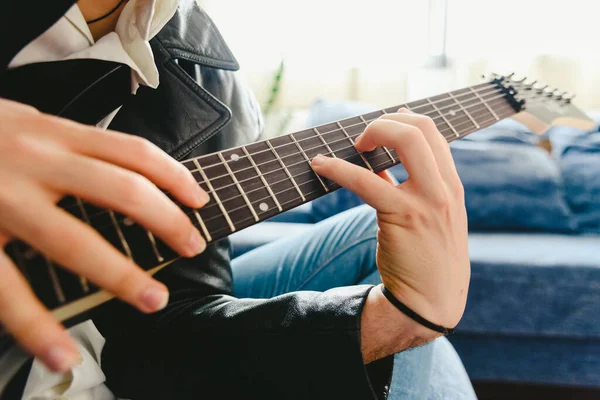 Professor Guitarra Elétrica Ensinando Como Colocar Dedos Para Tocar Acorde — Fotografia de Stock