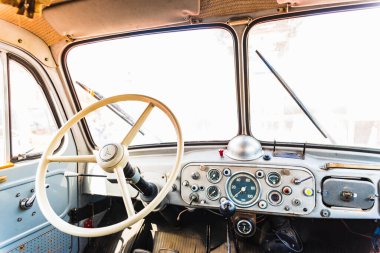 Eski bir Amerikan minibüsünün kontrol paneli ve direksiyonu hala kullanımda..
