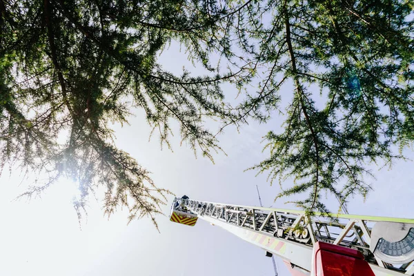 Escala Mecánica Los Bomberos Vista Desde Abajo Con Cielo Azul — Foto de Stock